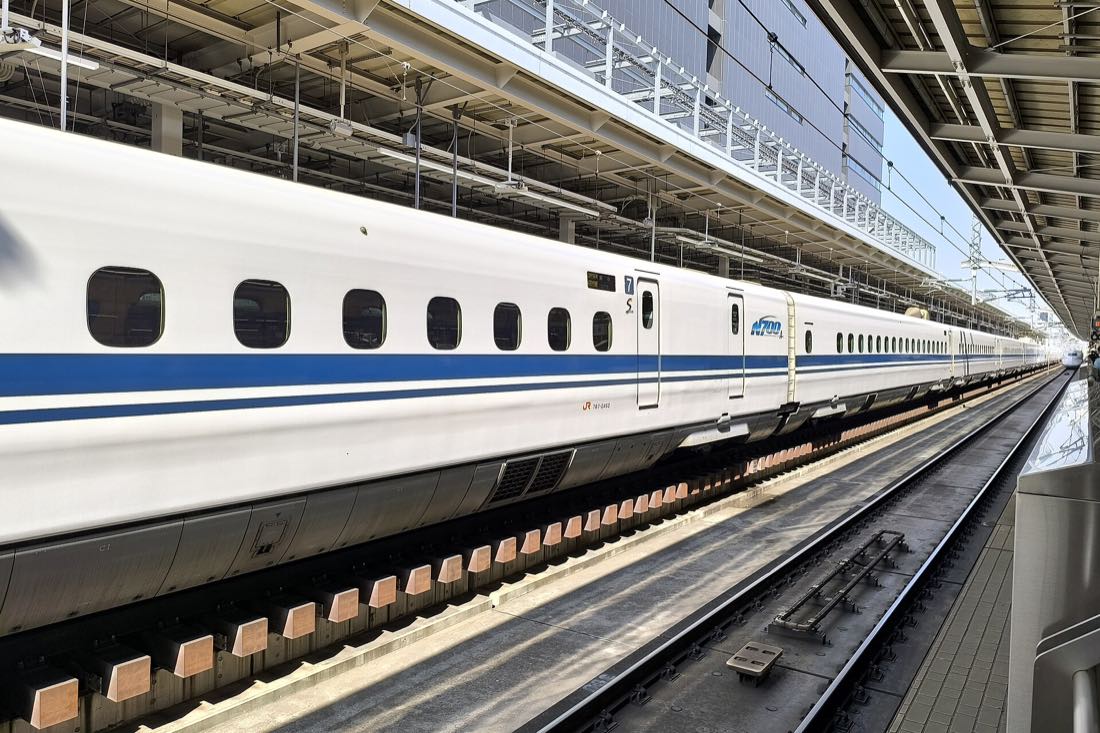 An N700 series shinkansen at Shin-Osaka Station